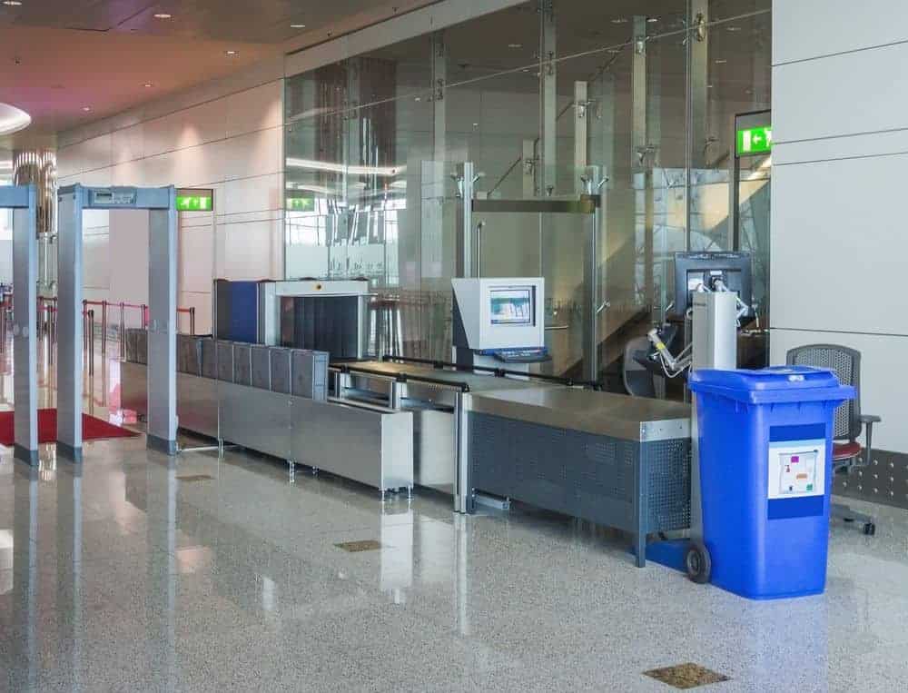 È pericolo il metal detector dell aereoporto